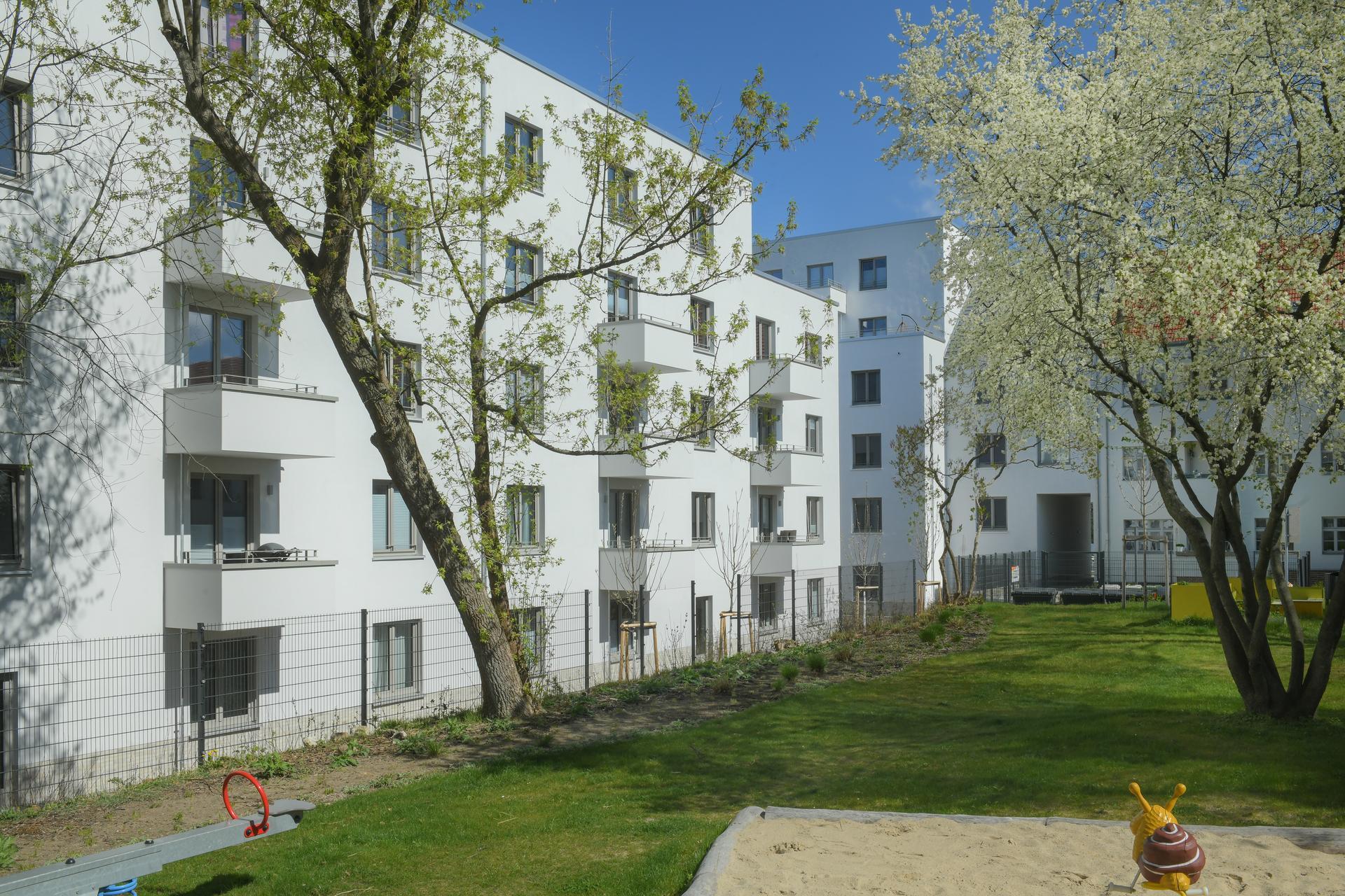 Gebäude- und Hofansicht des degewo-Neubaus in der Dessauer Straße