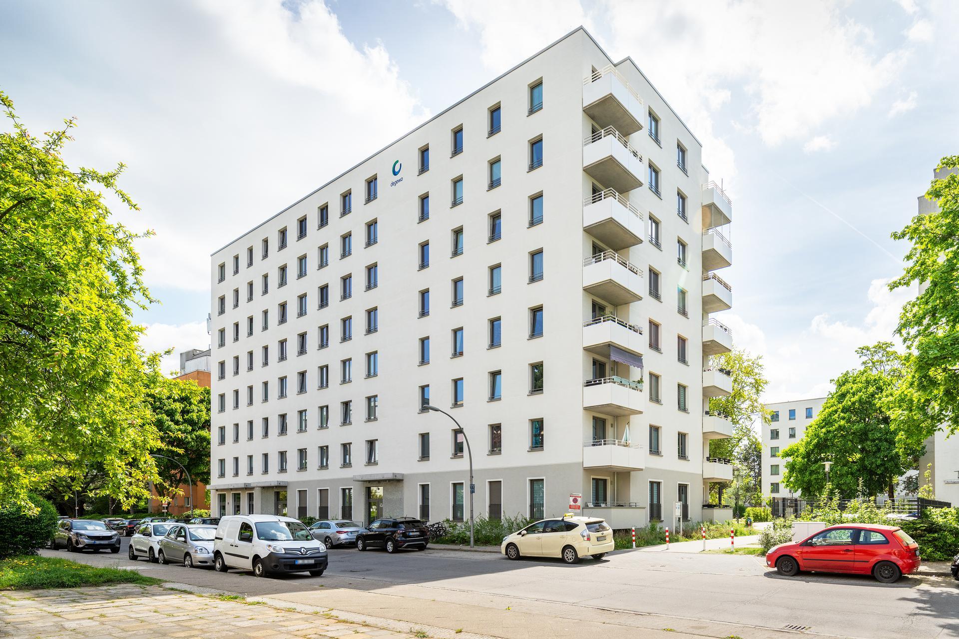 Totale Gebäudeansicht mit parkenden Autos davor im Bornhagenweg