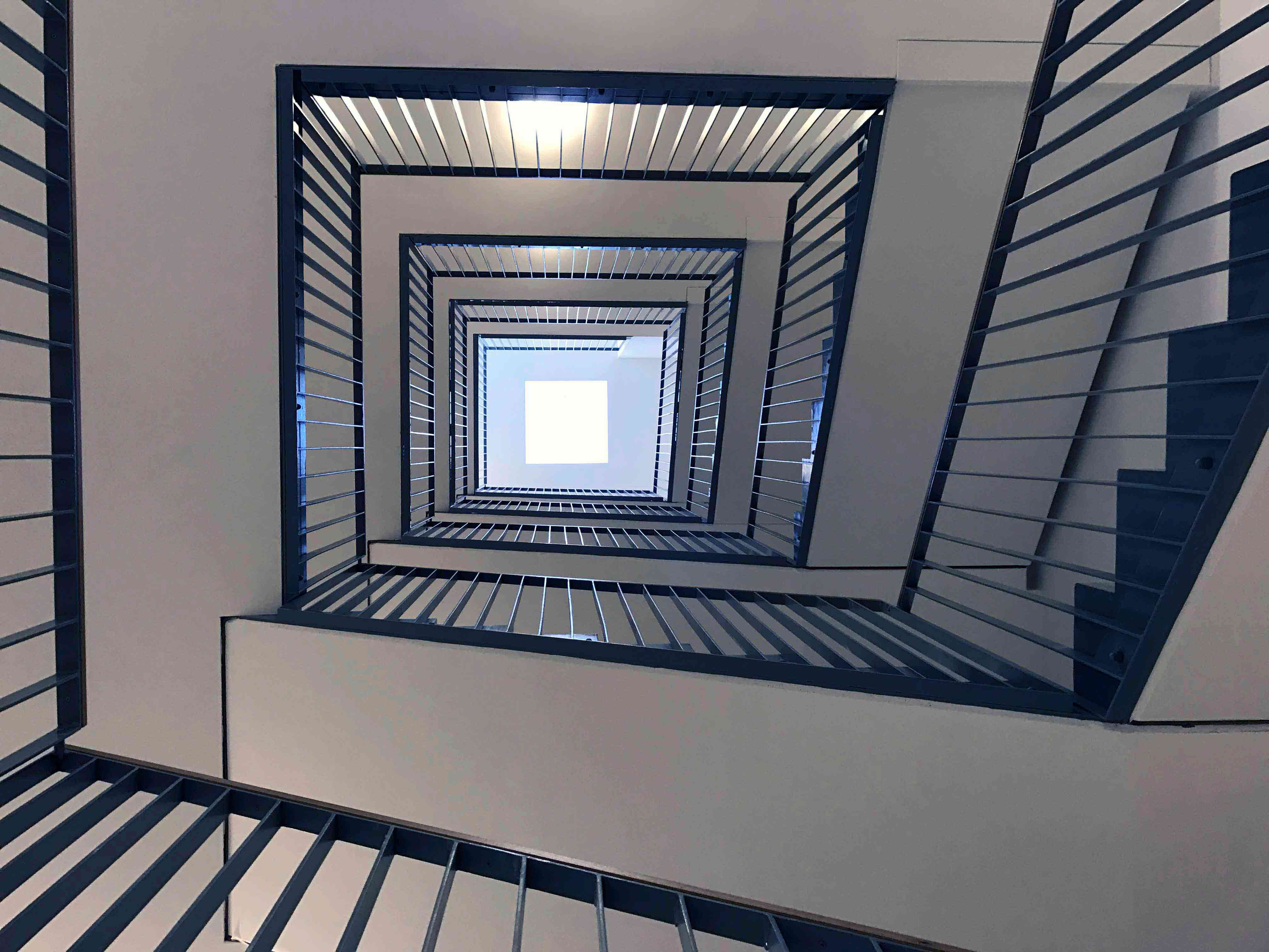 Innenansicht degewo-Neubau Abram-Joffe-Straße: Blick von unten ins Treppenhaus.