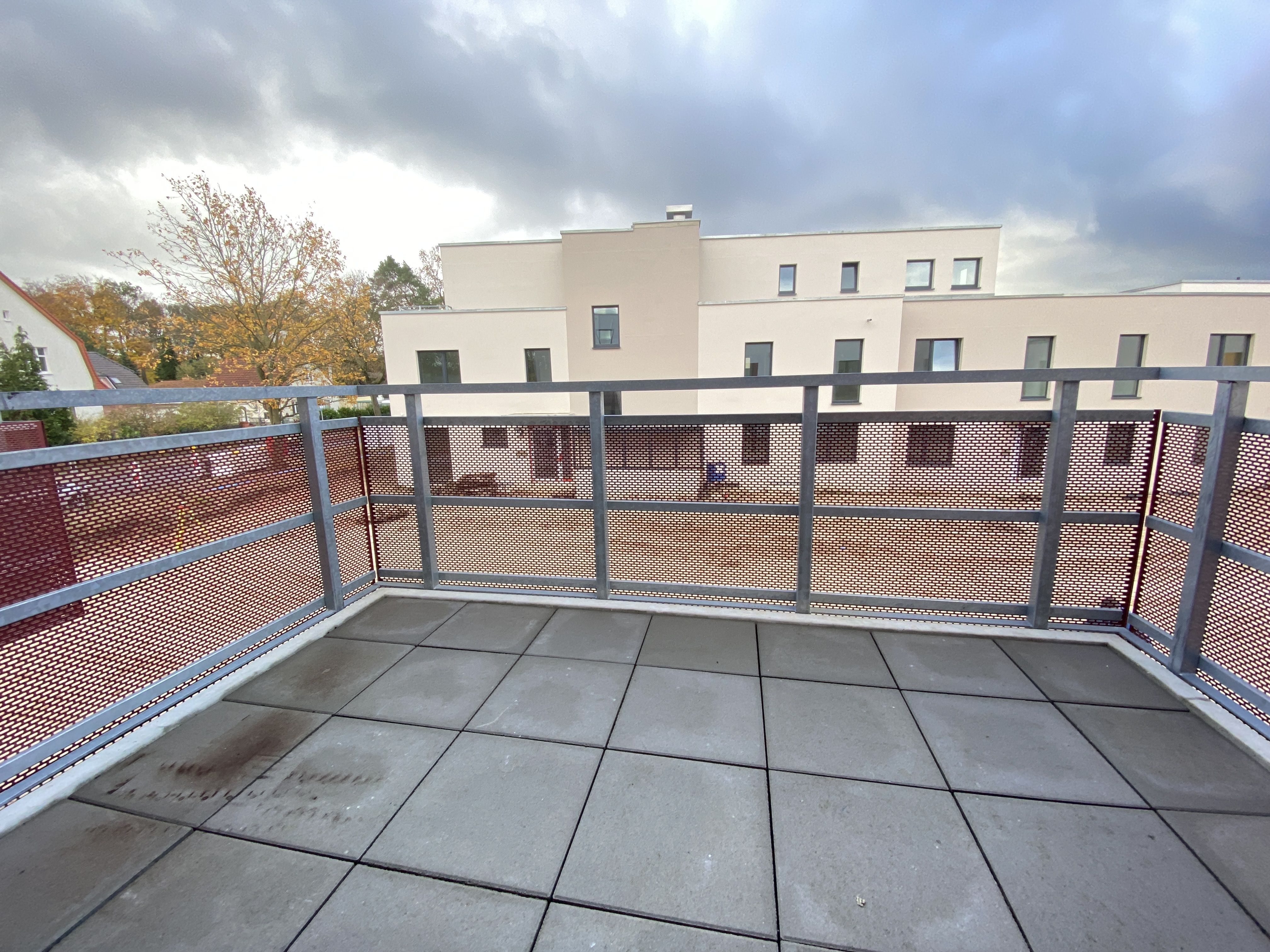 Außenansicht degewo-Neubau Fürstenwalder Allee 324/326: Blick von einem Balkon.