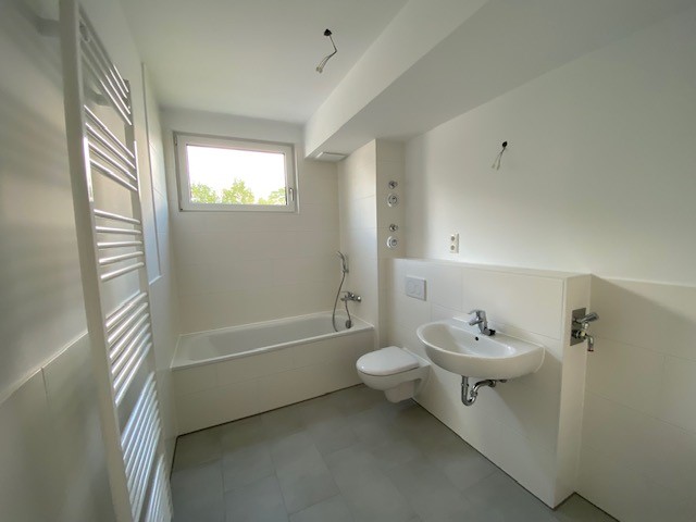 Innenansicht degewo-Neubau Fürstenwalder Allee 324/326: Badezimmer mit Badewanne.
