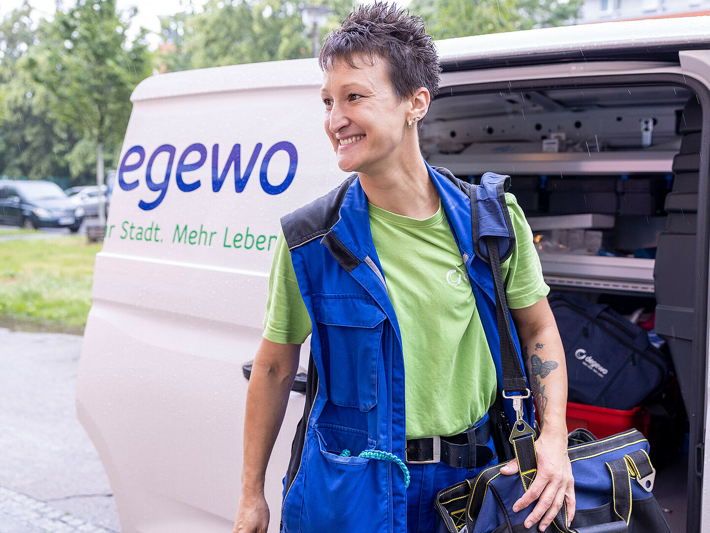 Hausmeisterin vor degewo Transporter