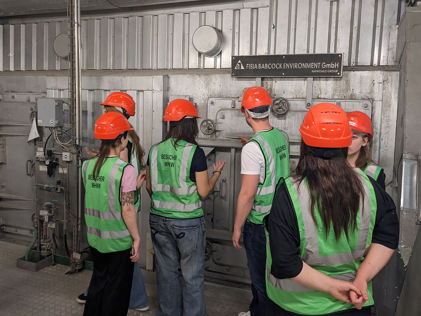 Azubis beobachten die thermischen Verwertung von Müll