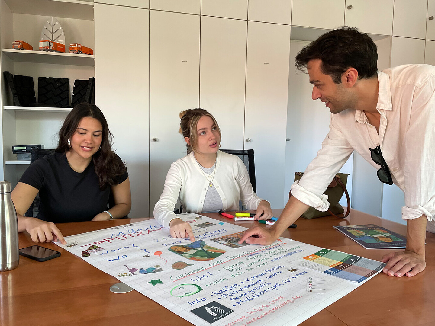 Azubis gestalten ein Plakat