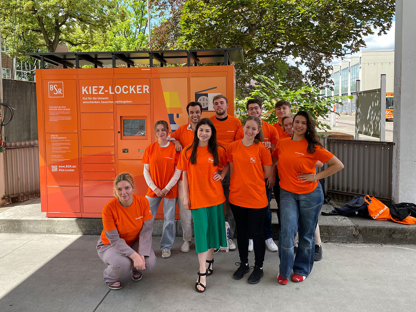 Azubis vor dem Kiez Locker