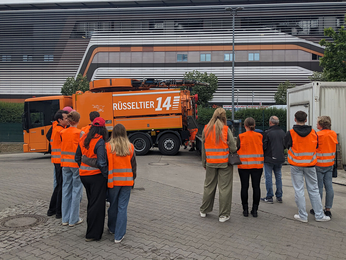 Azubis am Reinigungshof gegenüber der East Side Mall