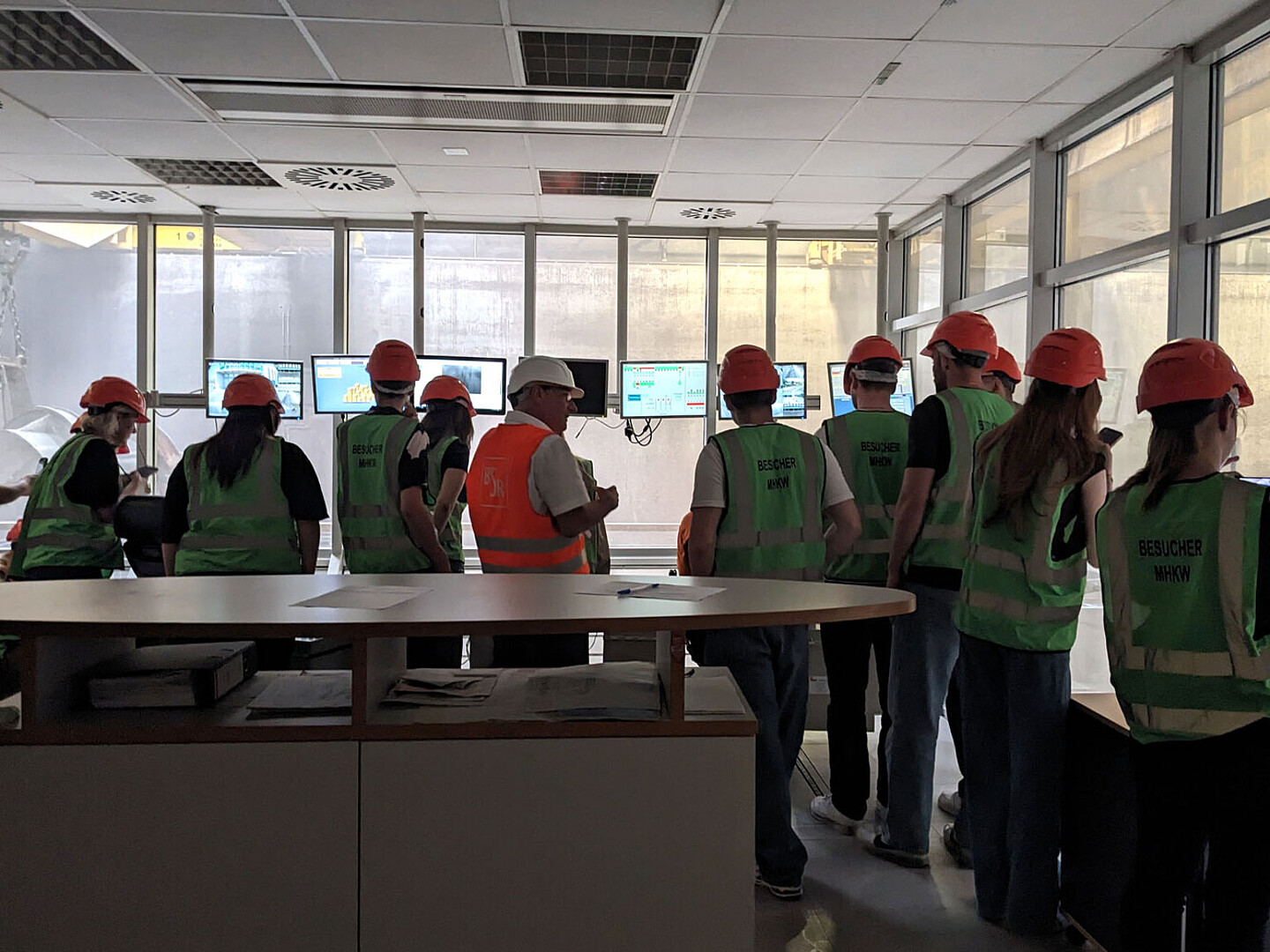 Azubis in der Steuerzentrale der Müllverbrennung