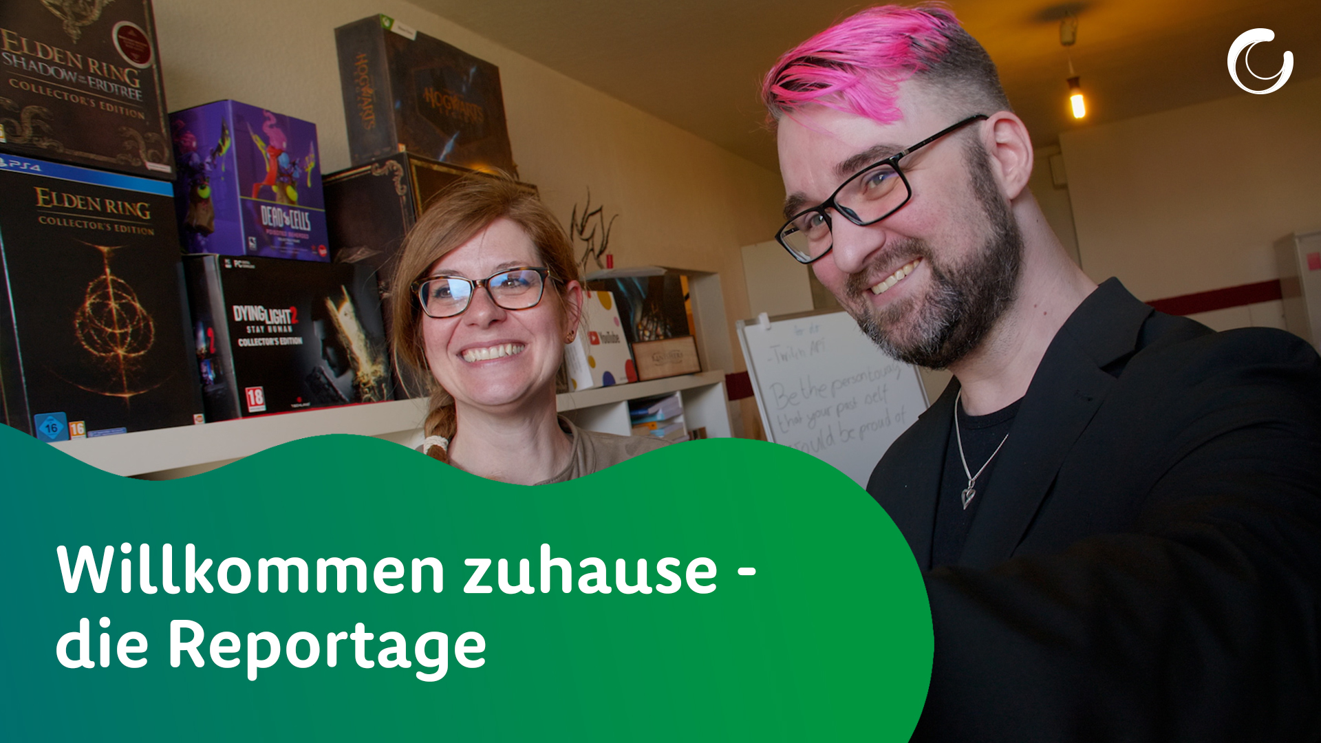 Vorschaubild zum Video Zuhause-Reportage. Zwei Menschen lachen in die Kamera.