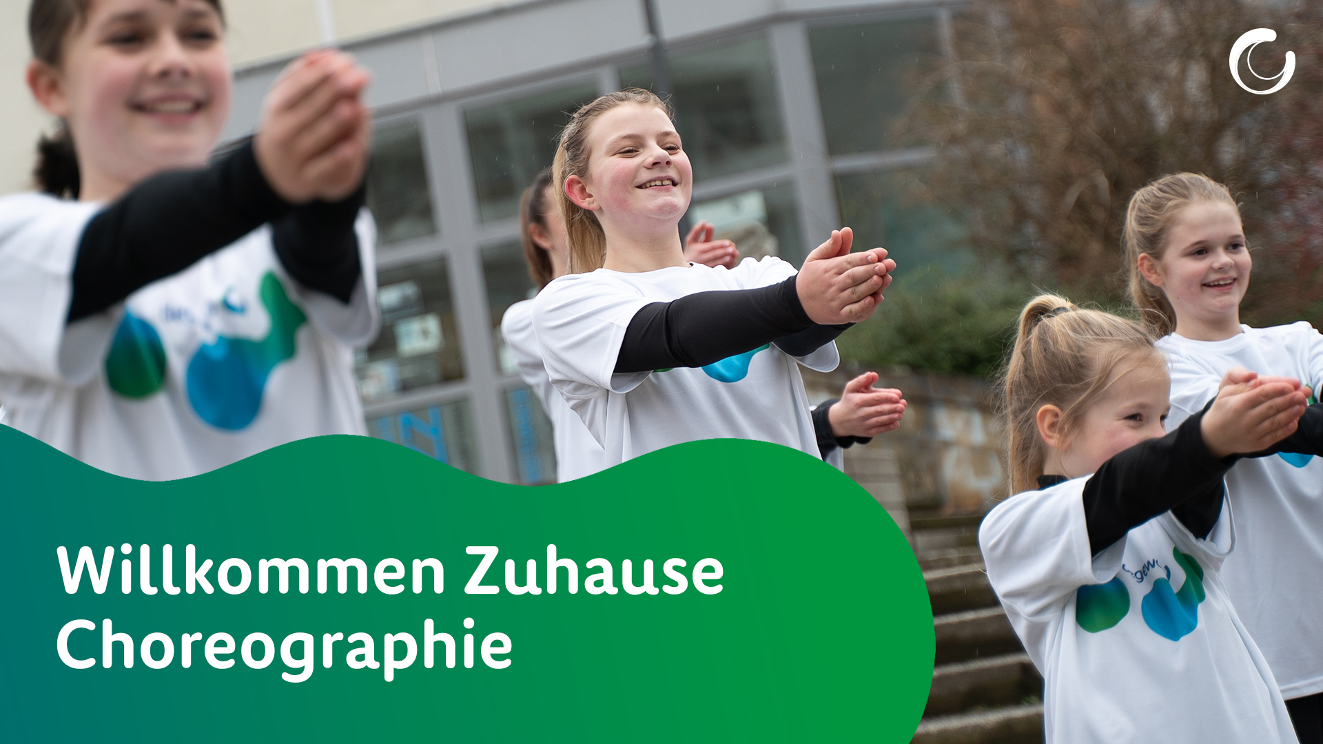 Vorschaubild zum Video degewo-Tanz. Eine Gruppe Mädchen tanzt auf der Marzahner Promenade.