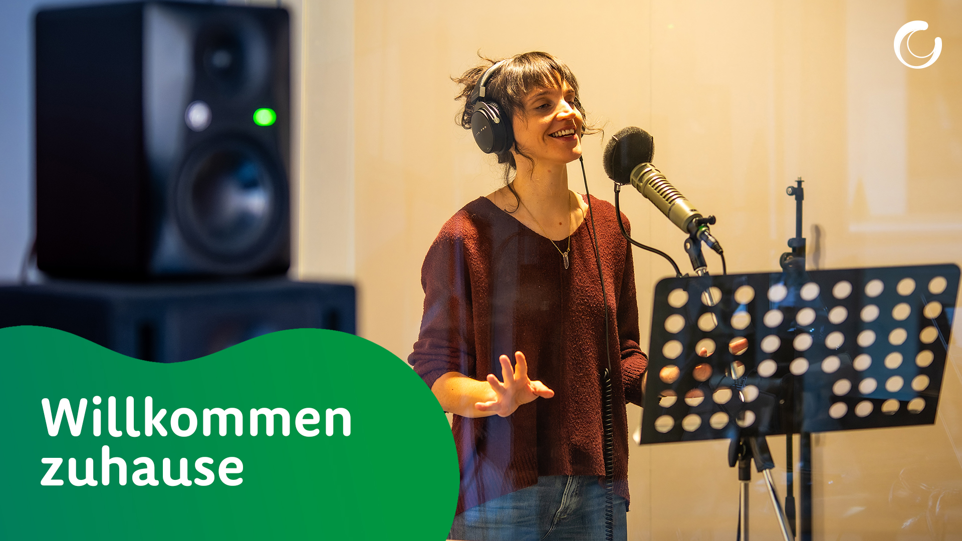 Vorschaubild zum Video degewo-Song. Mira Ida singt im Tonstudio.