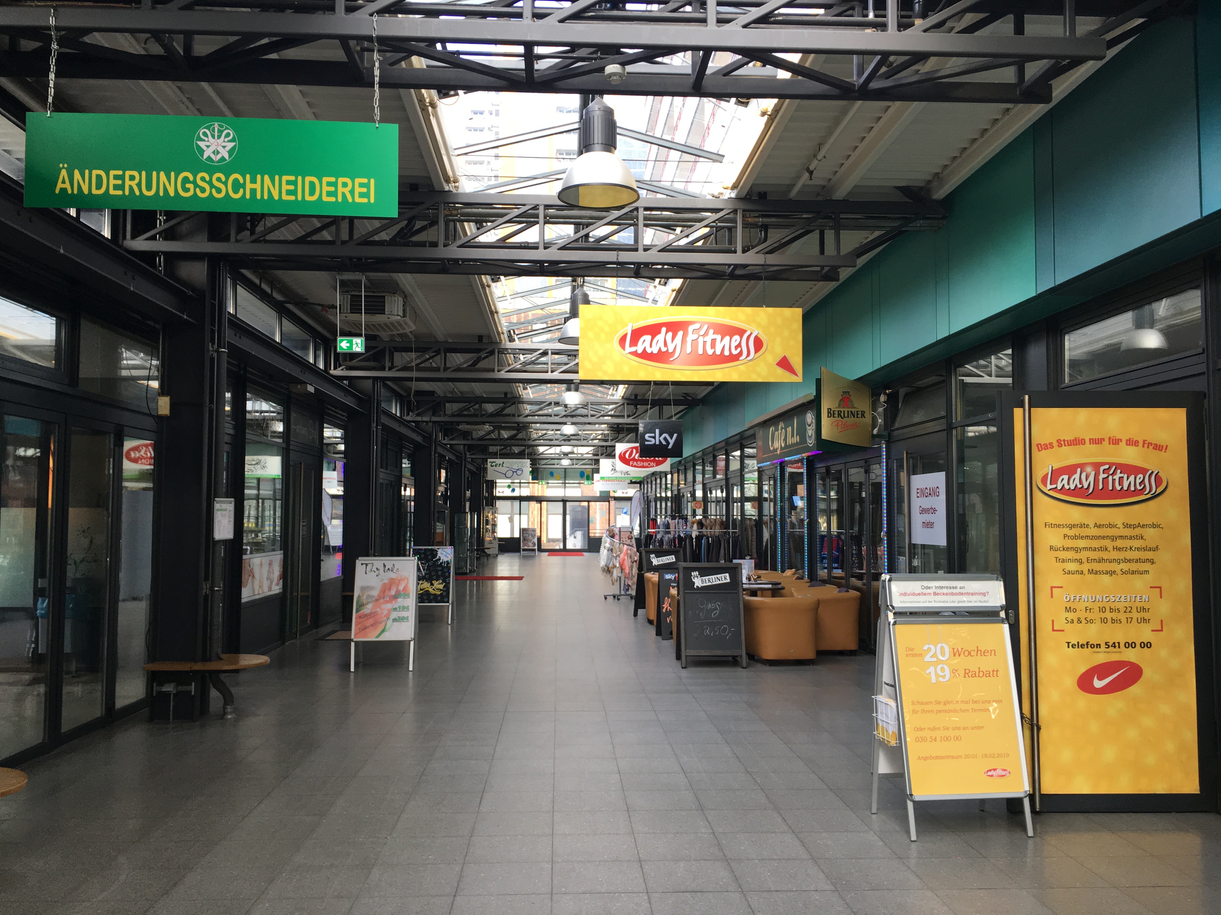 blick in eine leere Einkaufspassage im Center