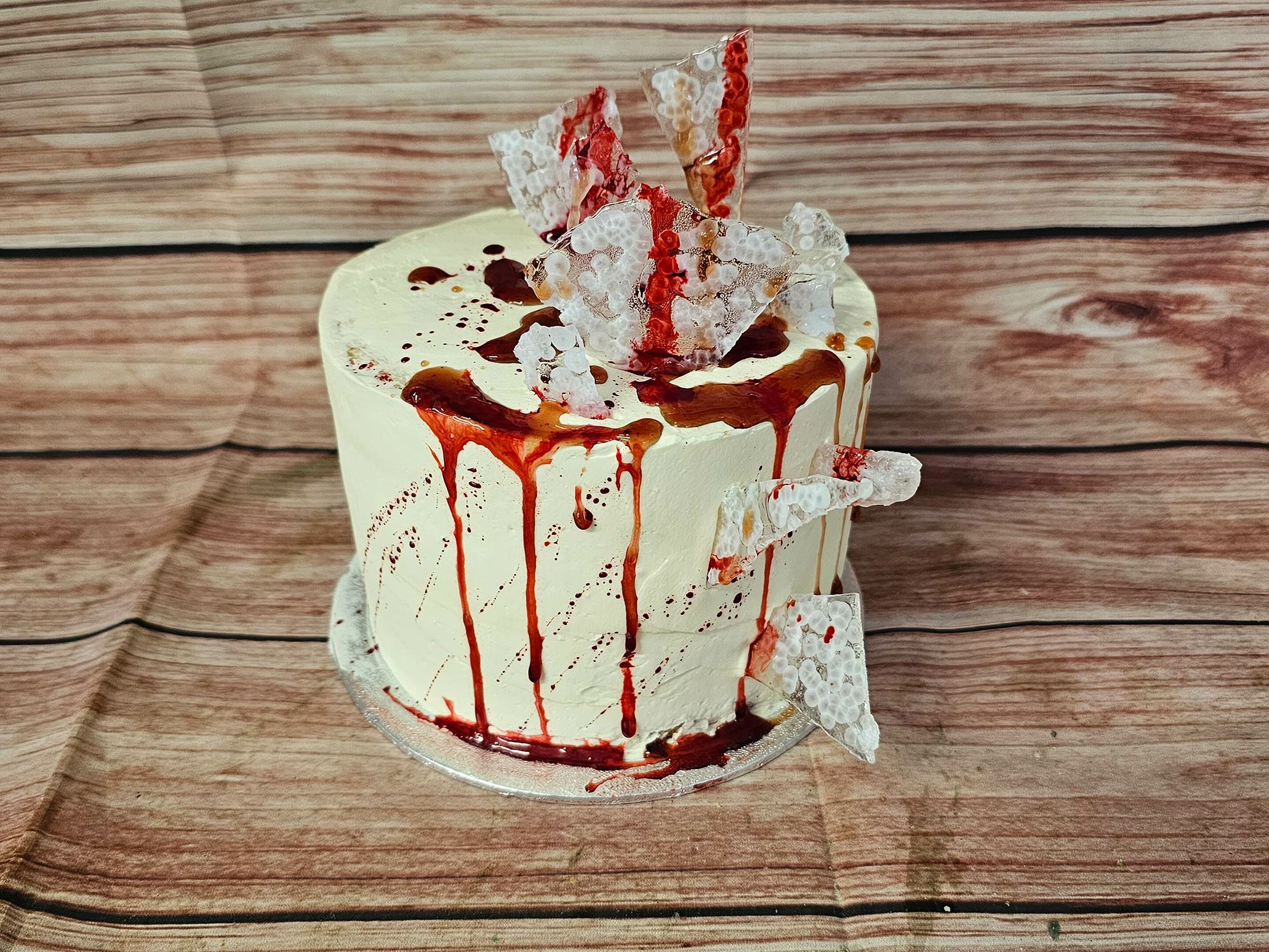 Eine bunte Horrortorte mit Kunstblut