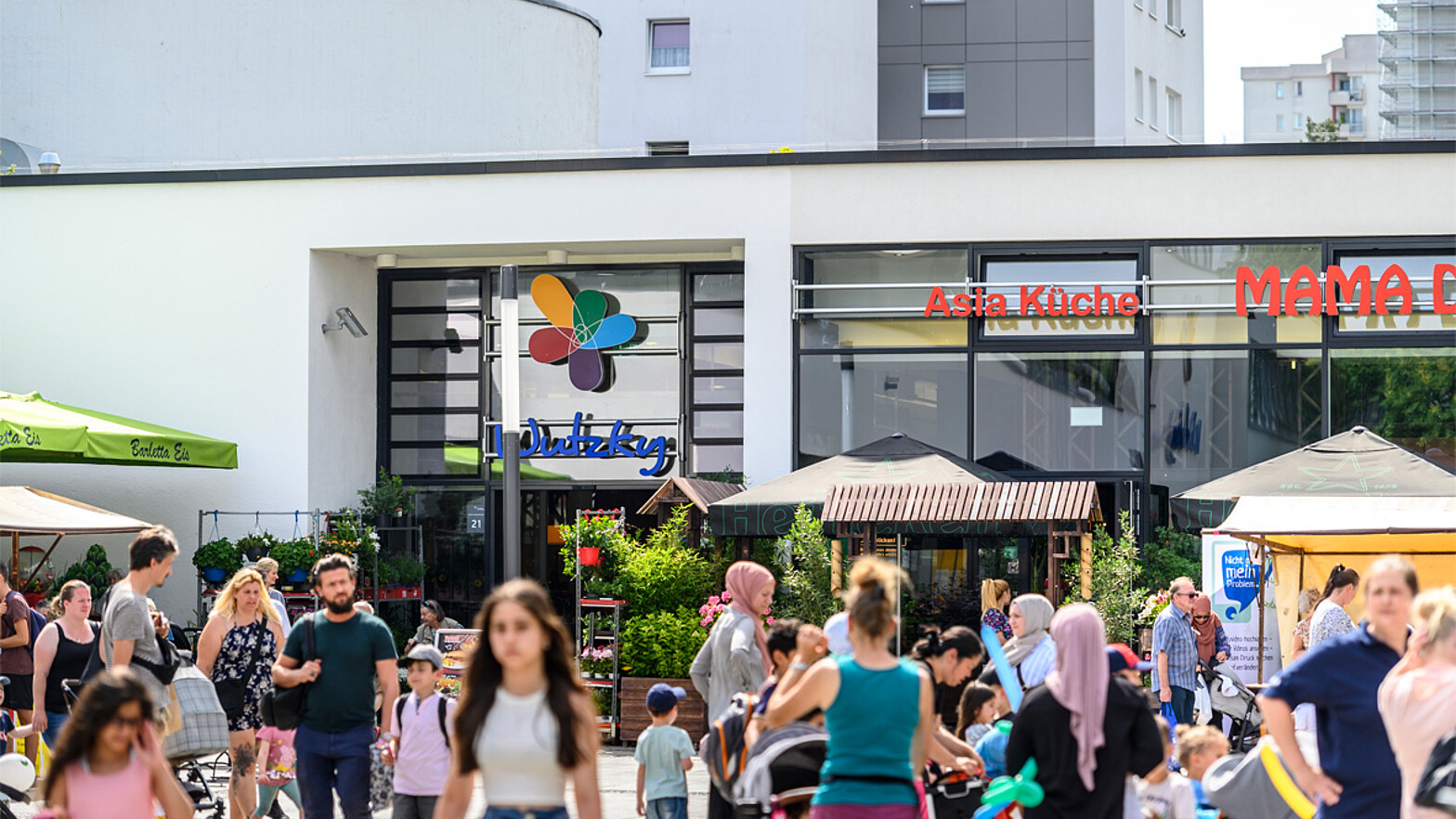 Auf dem Sommerfest Wutzky sind viele Menschen vor dem Einkaufszentrum